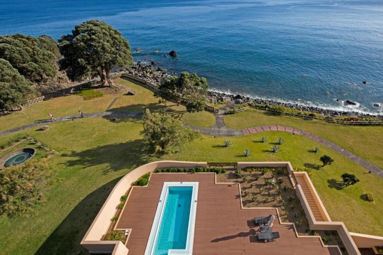 Piscina exterior con terraza y jardines del Pestana Bahia Praia Nature & Beach Resort frente al océano