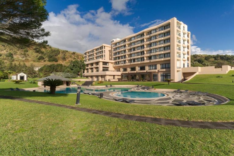 Piscina exterior con jardines y vistas al resort Pestana Bahia Praia Nature & Beach Resort en las Azores