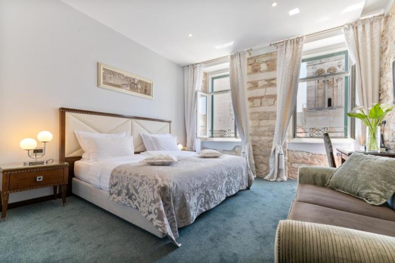 Habitación doble clásica con cama king y vistas históricas en Heritage Hotel Antique Split