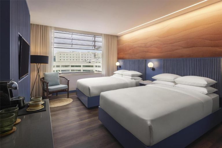 Habitación doble moderna con dos camas y vista a la ciudad en Hyatt Centric San José Escazú