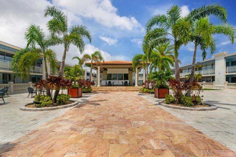 Patio central con palmeras tropicales y gazebo del Quality Inn and Conference Center Tampa-Brandon
