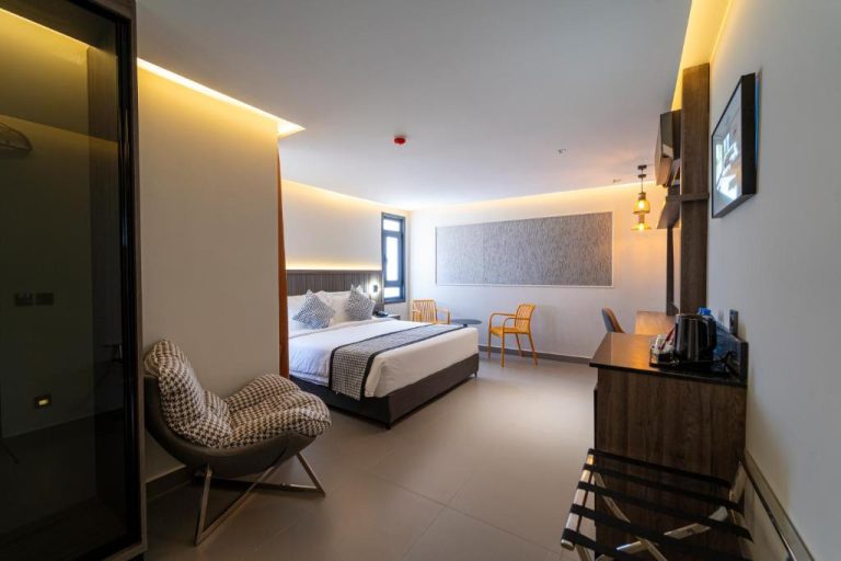 Habitación doble moderna con cama king size y escritorio en Hill Top Hotel