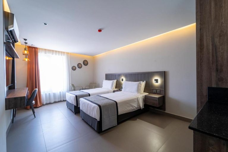 Habitación twin moderna con dos camas y decoración contemporánea en Hill Top Hotel
