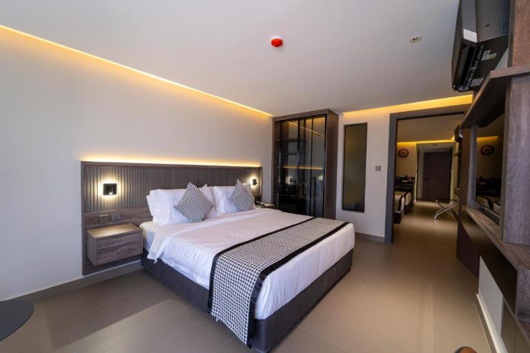 Habitación doble deluxe con cama king size y cabecero iluminado en Hill Top Hotel