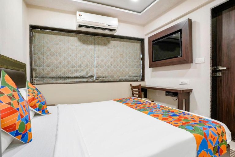 Habitación doble con cama matrimonial, TV de pantalla plana y aire acondicionado en FabHotel Kamran Residency