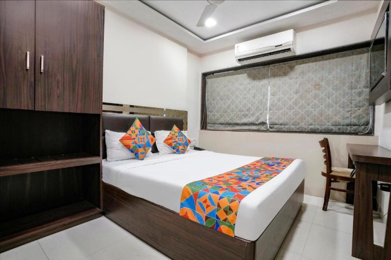 Habitación doble con cama matrimonial, aire acondicionado y escritorio en FabHotel Kamran Residency