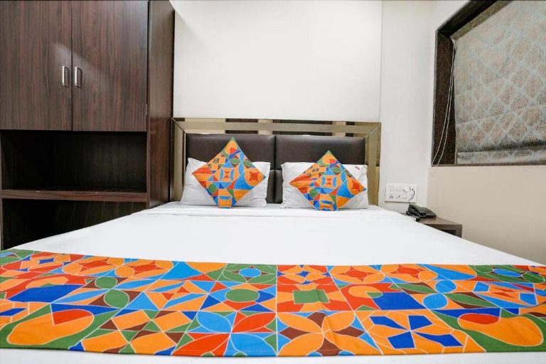 Habitación doble con cama king y decoración colorida en FabHotel Kamran Residency cerca de LBS Marg