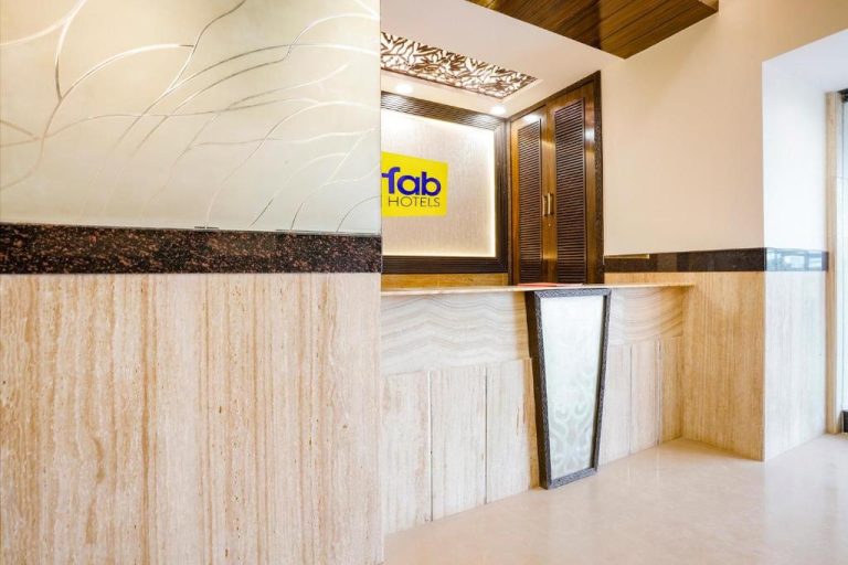 Recepción moderna con mostrador de mármol en FabHotel Kamran Residency cerca de LBS Marg