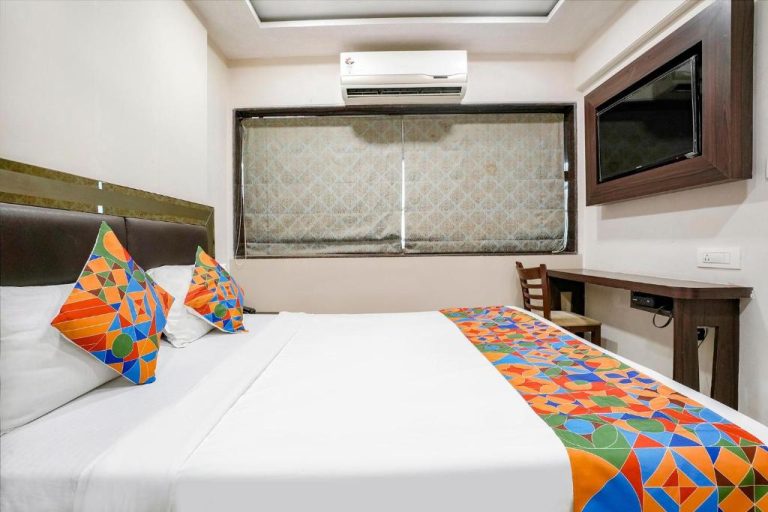 Habitación doble con cama matrimonial, aire acondicionado y TV en FabHotel Kamran Residency Mumbai