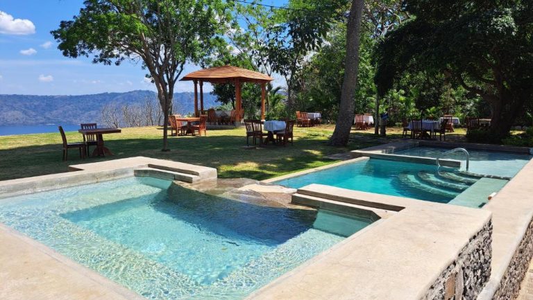 Piscina exterior con jacuzzi y gazebo con vistas al lago en Hotel El Guayacán