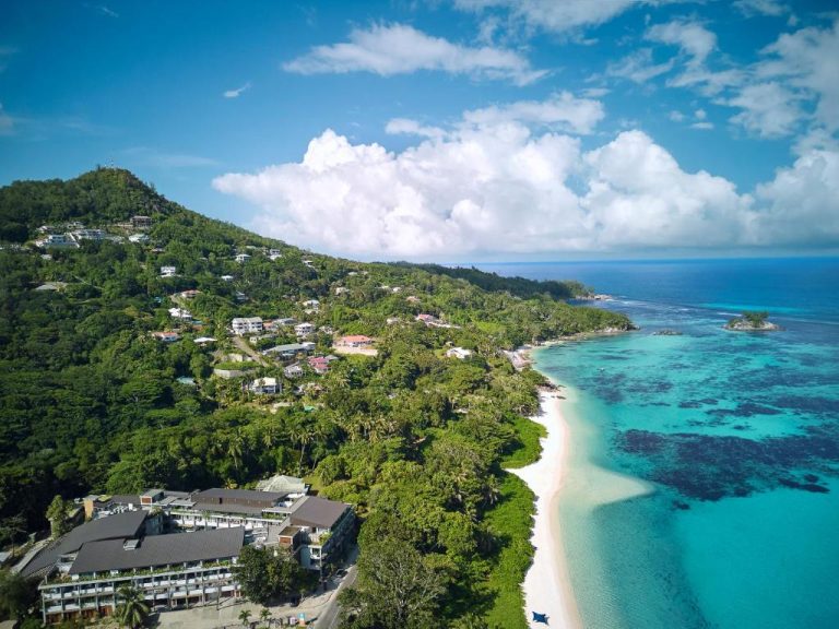 Vista aérea del resort Laïla Seychelles Tribute Portfolio con playa de arena blanca y aguas turquesas
