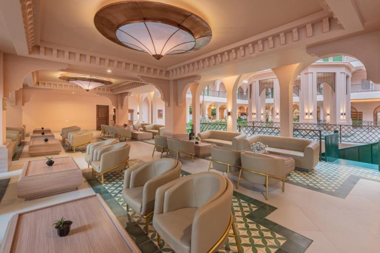 Elegante lobby con arcos y sillones del Anaya Azana Hotel & Villa Tawangmangu