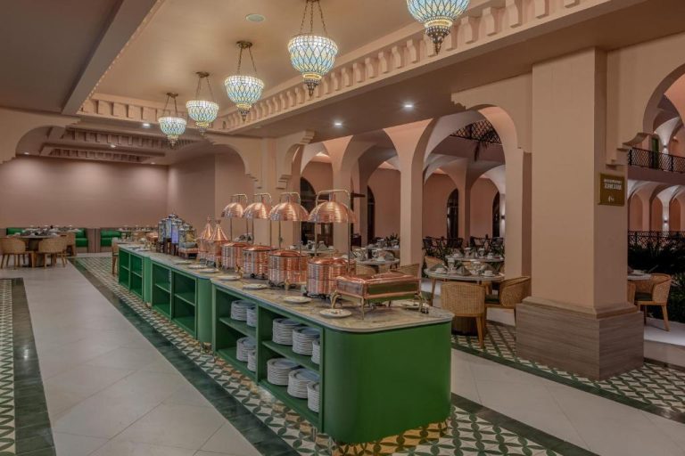 Restaurante buffet con arcos blancos y lámparas artesanales del Anaya Azana Hotel & Villa Tawangmangu