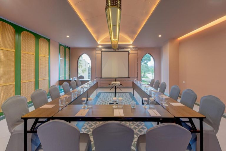 Sala de reuniones con disposición en U y proyector del Anaya Azana Hotel & Villa Tawangmangu