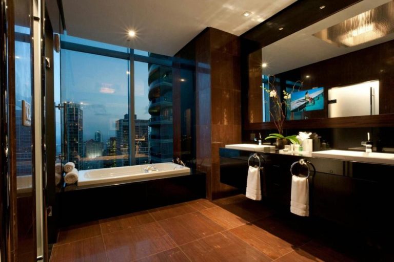 Baño de lujo con bañera y vistas panorámicas al skyline nocturno en JW Marriott Marquis Miami