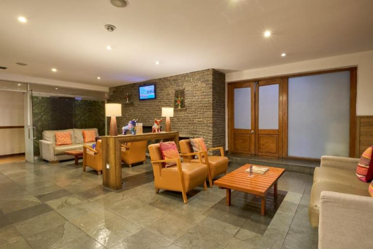 Amplio lobby con sillones de cuero y decoración andina en Casa Andina Standard Cusco Plaza