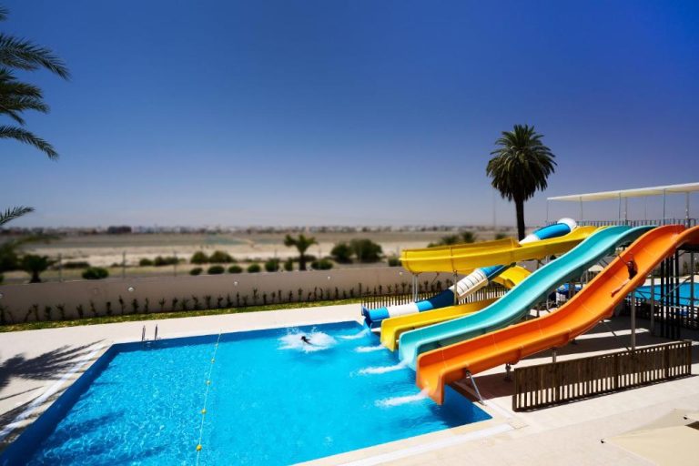 Toboganes de colores y piscina exterior del TUI SUNEO Palm Beach Skanes All Inclusive en Túnez