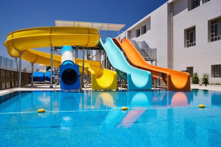 Toboganes de colores y piscina exterior del TUI SUNEO Palm Beach Skanes All Inclusive en Túnez