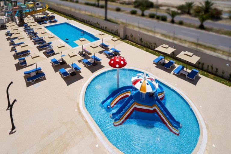 Piscina infantil con juegos acuáticos y tobogán pulpo en el TUI SUNEO Palm Beach Skanes All Inclusive