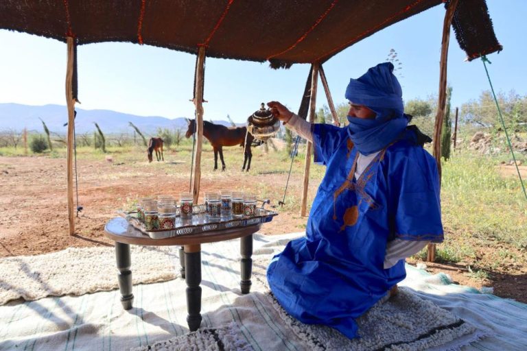 Ceremonia tradicional de té bereber bajo jaima en Palais D'Orient con vistas al campo