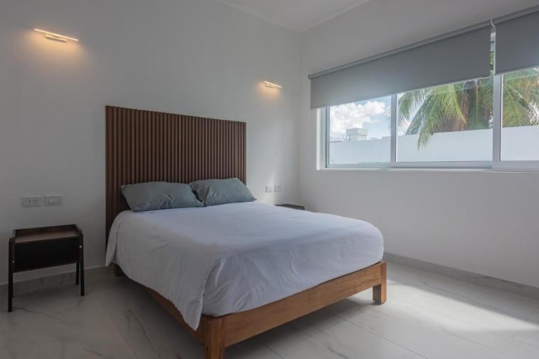 Habitación doble con cama king size y cabecero de madera en Malibu Residential 3BD Shalva