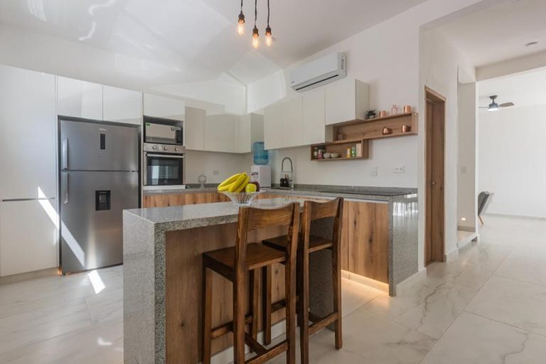 Cocina moderna con isla de granito y barra de desayuno en Malibu Residential 3BD Shalva