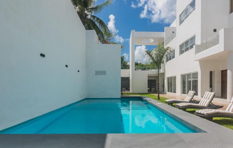 Piscina privada con tumbonas y jardín en Malibu Residential 3BD Shalva, villa de lujo