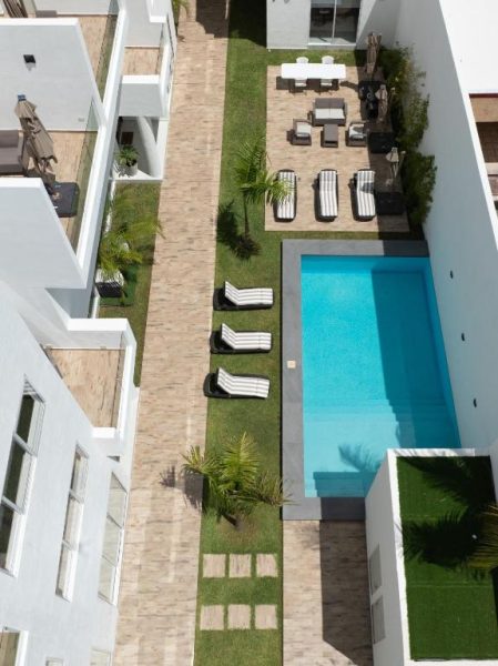 Piscina exterior con tumbonas y zona de relax en Malibu Residential 3BD Shalva vista aérea
