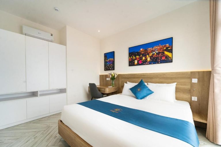 Habitación doble deluxe con cama king y decoración en azul del Novus Sol Hotel Phu Quoc