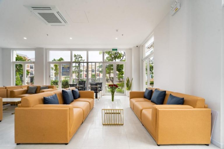 Amplio salón con sofás de cuero en el lobby del Novus Sol Hotel & Apartment Sunset Town Phu Quoc