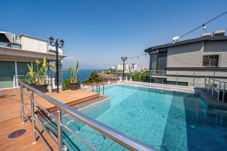 Piscina en terraza con vistas al mar y ciudad en Massimo Hotel Adults Only Antalya