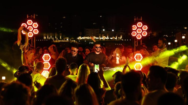 Fiesta nocturna con DJ en directo y ambiente vibrante en el Massimo Hotel Adults Only