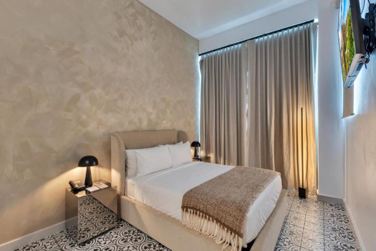 Habitación doble con decoración moderna y suelo hidráulico en Hotel Milano