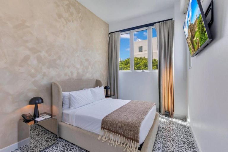 Habitación doble con cama queen, suelo hidráulico y ventana con vistas al exterior en Hotel Milano