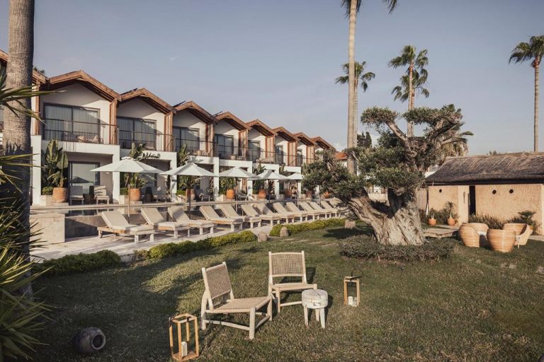 Piscina exterior con tumbonas y jardines del Day One Beach Resort & SPA Adult Only