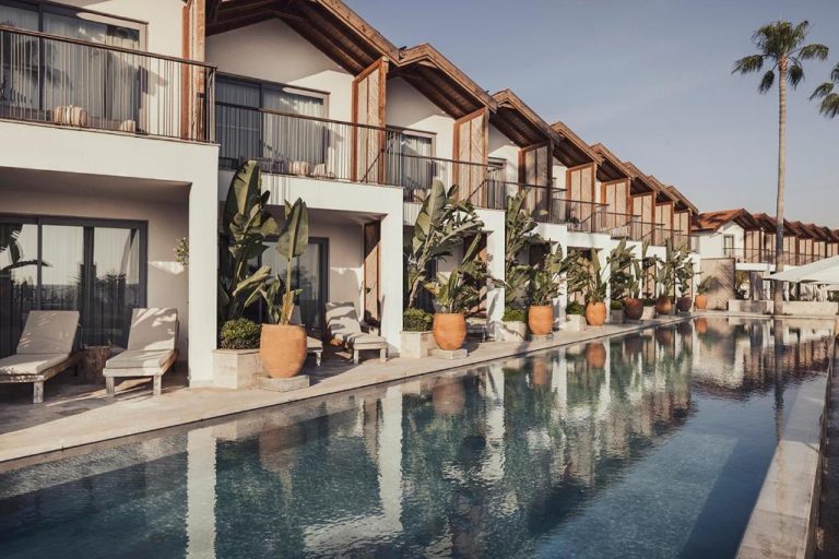 Piscina exterior con villas y tumbonas del Day One Beach Resort & SPA Adult Only en Turquía