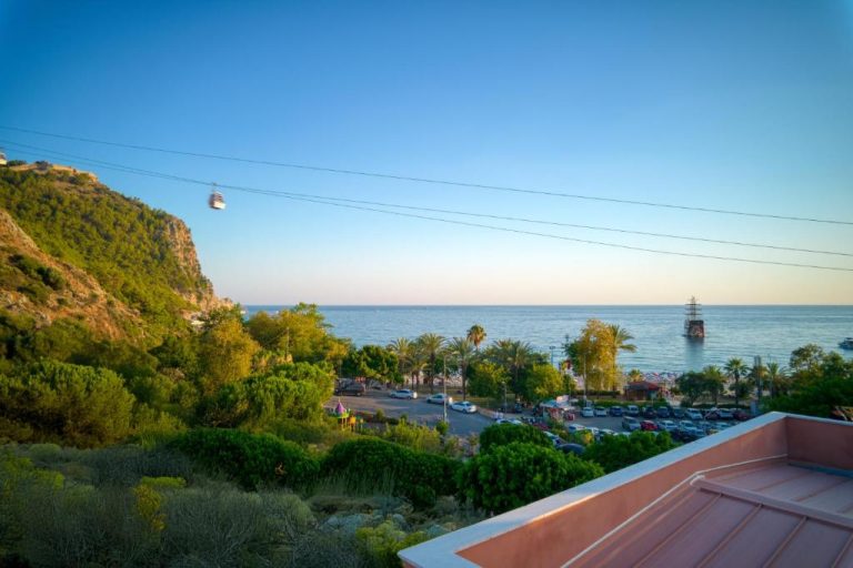 Vistas al mar y telecabina desde la terraza del hotel La Gaia Adult Only en Alanya, Turquía