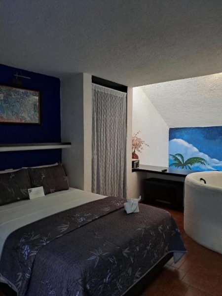 Habitación romántica con jacuzzi redondo y cama doble en Hotel Villas Las Anclas