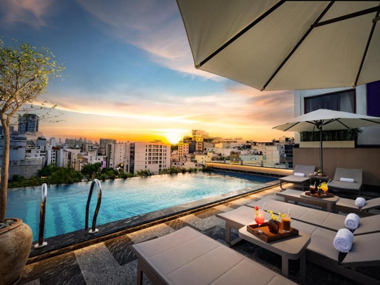 Piscina infinita en la azotea del Grand Hotel du Lac Boutique Saigon con vistas panorámicas al atardecer