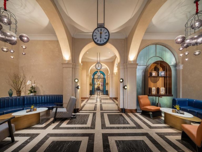 Elegante lobby con arcos y suelo de mármol del Grand Hotel du Lac Boutique Saigon