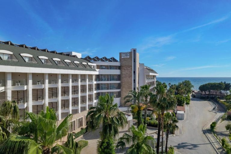 Fachada exterior del Trendy Palm Beach Adults Only con palmeras y vistas al mar Mediterráneo