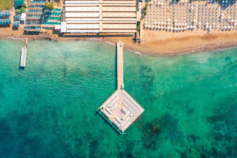 Vista aérea del muelle privado y playa del Sidemarin Kirman Premium con aguas turquesas