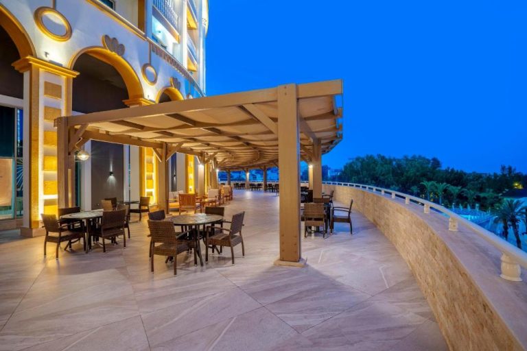 Terraza exterior con pérgola de madera y mesas del Sidemarin Kirman Premium Ultra All Inclusive