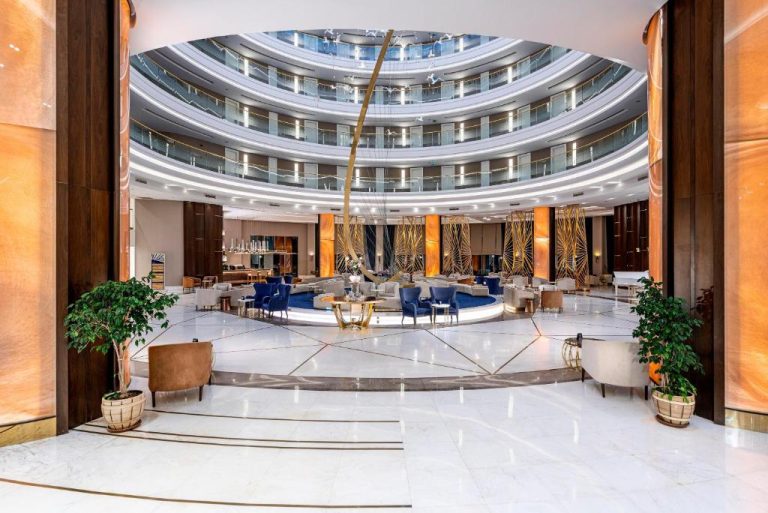 Lujoso lobby con atrio circular y decoración dorada del Sidemarin Kirman Premium Ultra All Inclusive