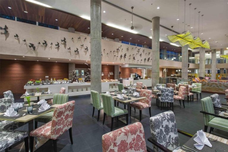 Restaurante buffet con decoración floral y mural de aves del Hilton Garden Inn Bali Ngurah Rai Airport