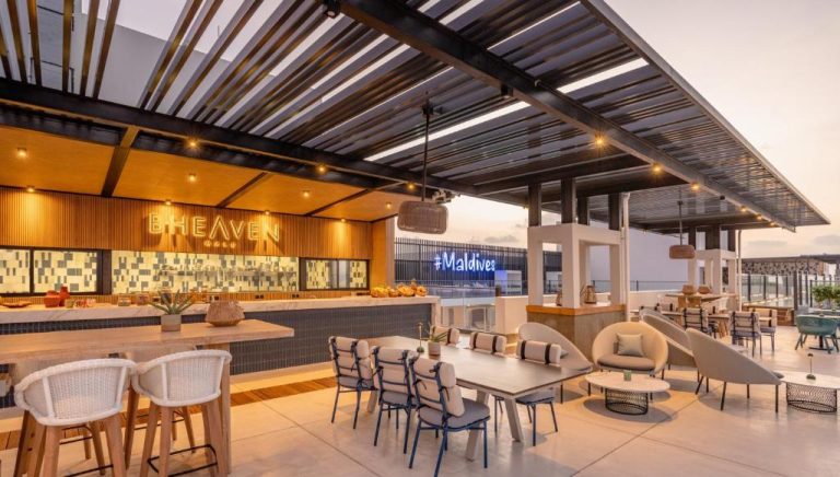Terraza bar restaurante Bheaven Grill del Barceló Nasandhura Male con vistas panorámicas en Maldivas