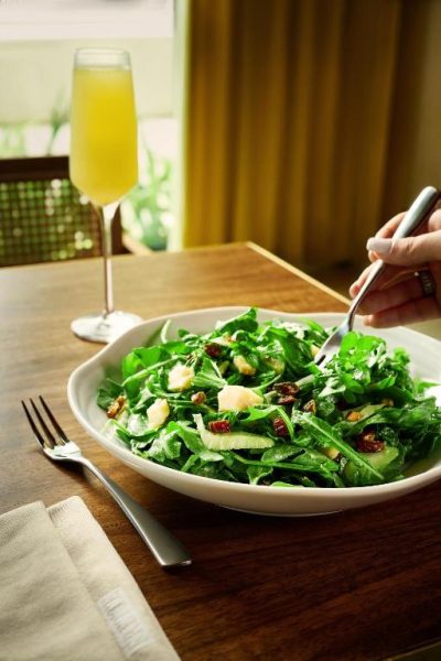 Ensalada fresca con rúcula y queso en el restaurante del Ette Luxury Hotel & Spa cerca de Disney