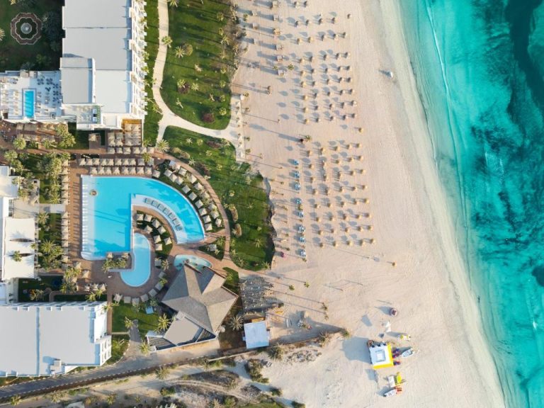 Vista aérea de la piscina exterior y playa privada del Iberostar Selection Eolia Djerba en Túnez