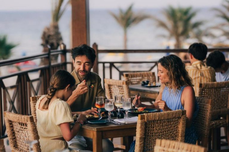 Familia disfrutando de una comida en el restaurante terraza con vistas al mar del Iberostar Selection Eolia Djerba