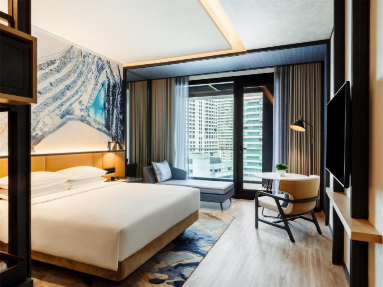 Habitación deluxe con cama king y vistas a la ciudad en Hyatt Centric City Centre Kuala Lumpur